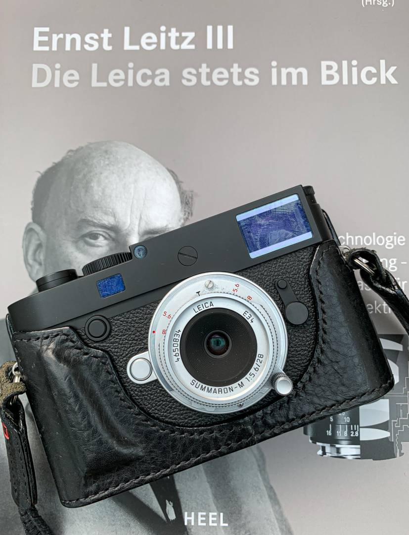 The modern Leica 28mm f/5.6 Summaron and the Leica M10-D with Arte de Mano leather half case. A suitable outfit for street photograpjhy.